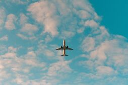 Flugzeug über Wolken – Flug- und Busreisen mit BOHR